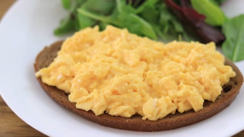 make scrambled eggs